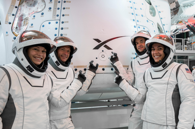 Polaris Dawn astronotları yeni uzay yürüyüşü uzay kıyafetlerini gösteriyor. 